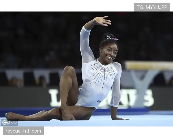 体操女王西蒙·拜尔斯私下竟靠喝电解质水续命，训练完直接瘫成猫饼